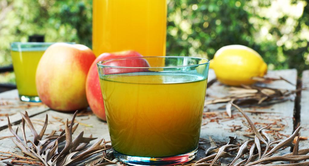 Яблочное вино в стакане.