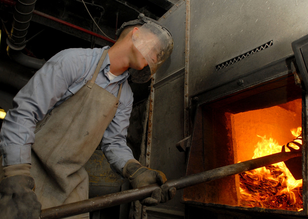 Сотрудник для кремации в крематории