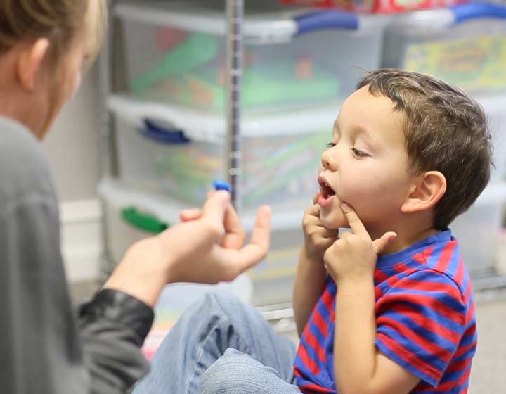 мальчик делает гимнастику