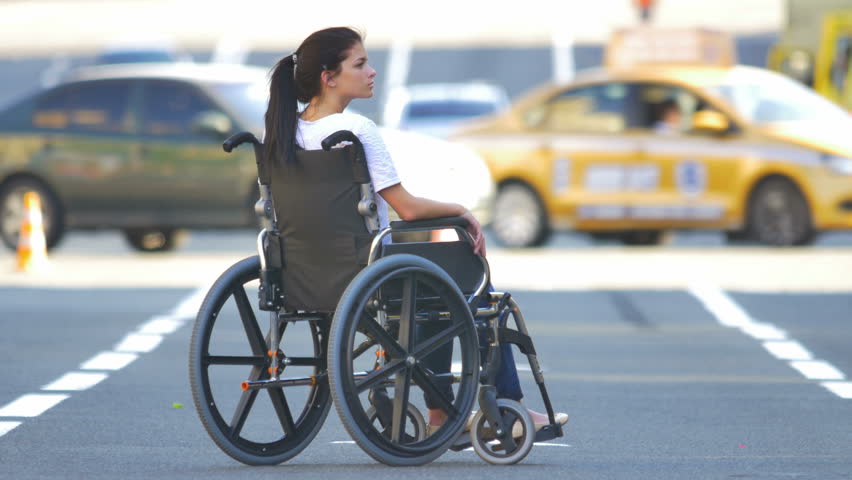 Девушка-инвалид посреди дороги.