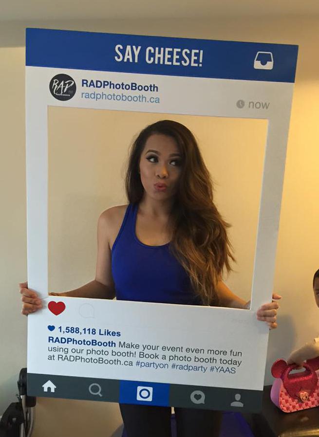 Девушка с надутыми губами.