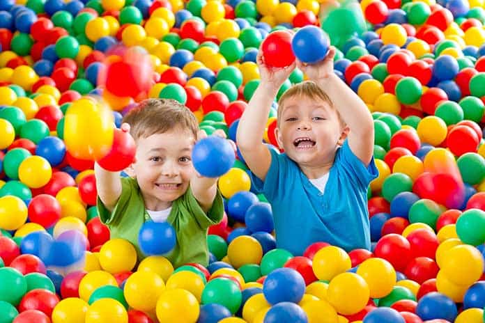 дети играют в "сухом" бассейне