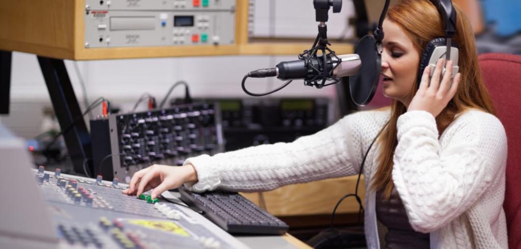 сотрудница радиостанции