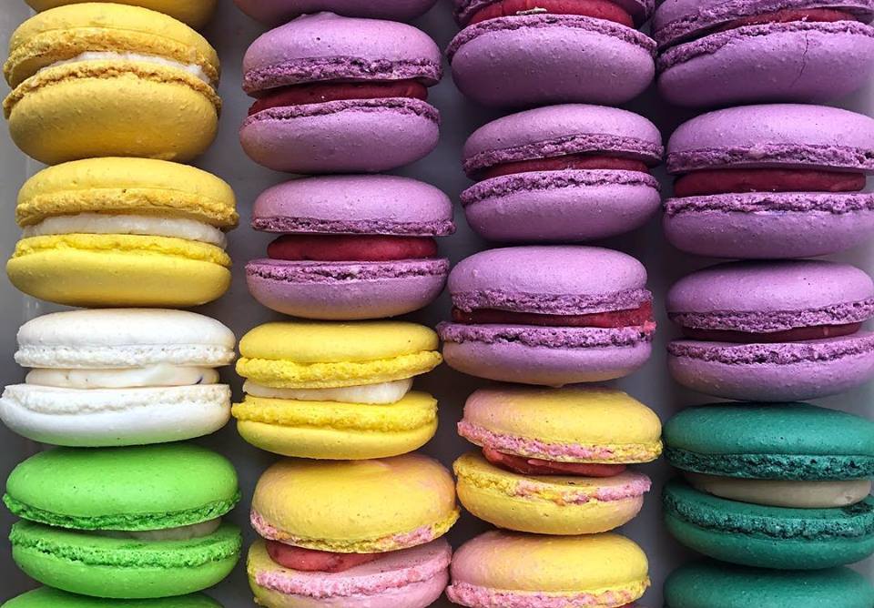 Яркие пирожные