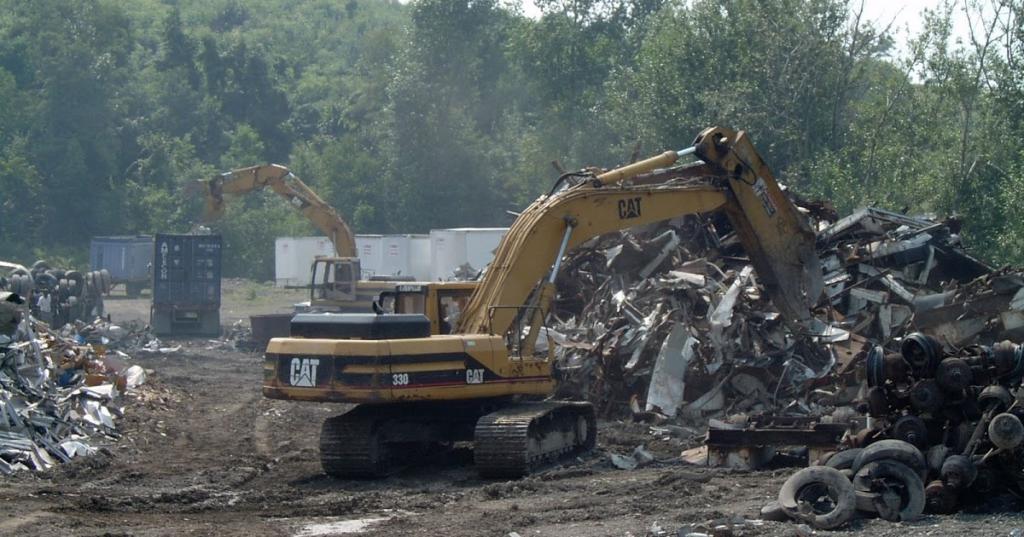 Экскаватор среди металлолома.