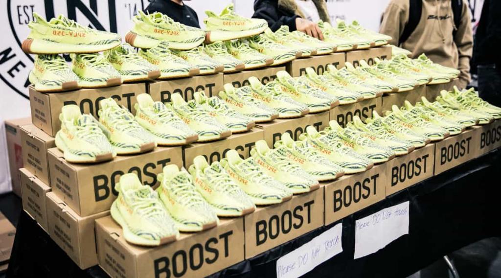 Одинаковые пары кроссовок.