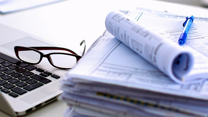 Документы и очки.