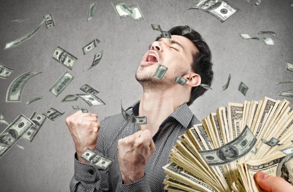 Мужчина радуется прибыли.