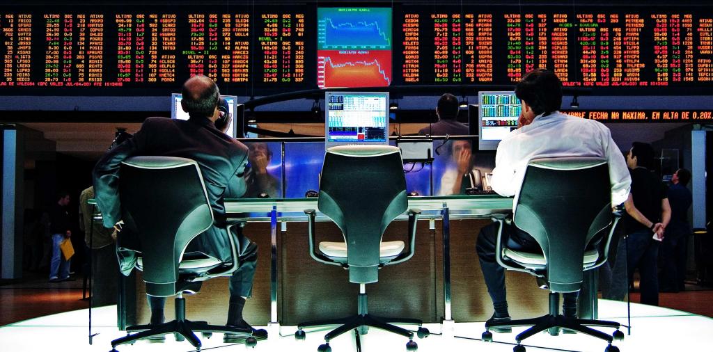 Специалисты анализируют фондовый рынок.