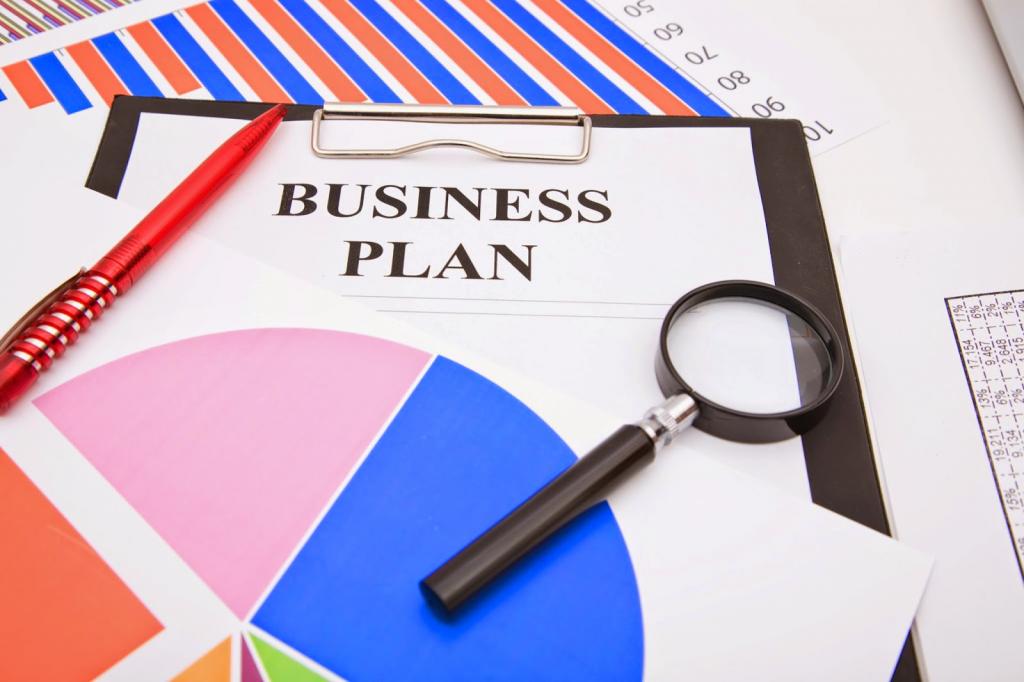 Бизнес-план и лупа.