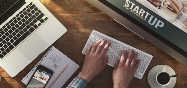 Он запускает