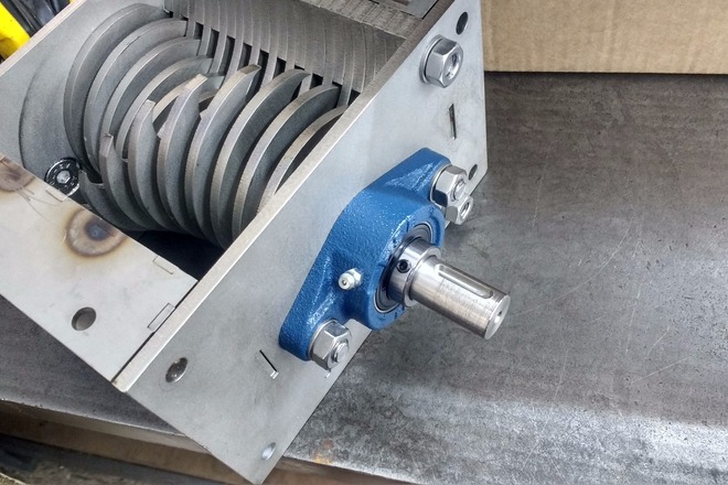 Шредер для переработки пластиковых бутылок