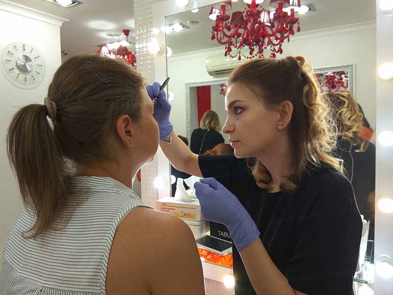 Специалист по моделированию бровей