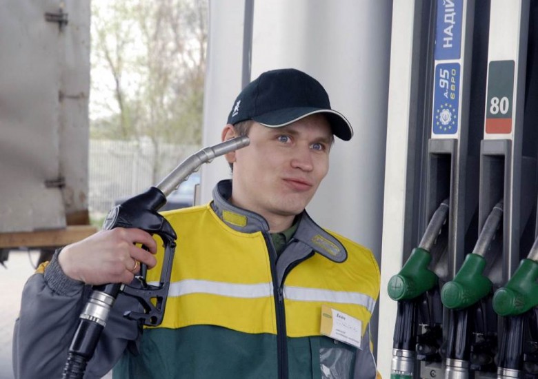 Заправщик нза работой.