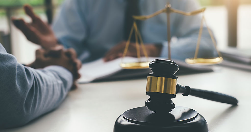 Молоток судьи на столе.