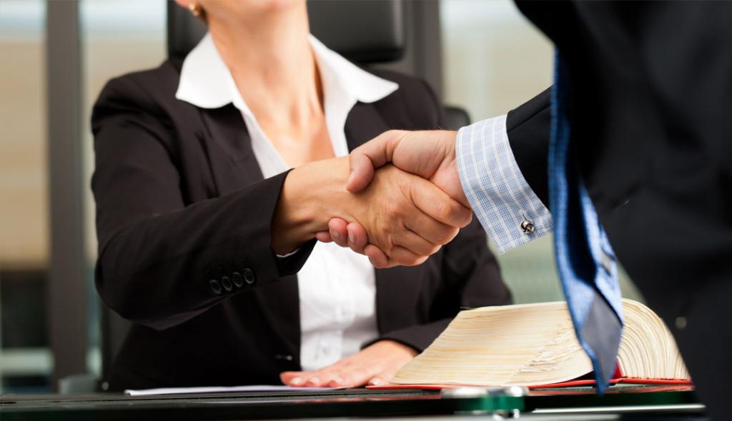 Рукопожатие между клиентом и юристом.