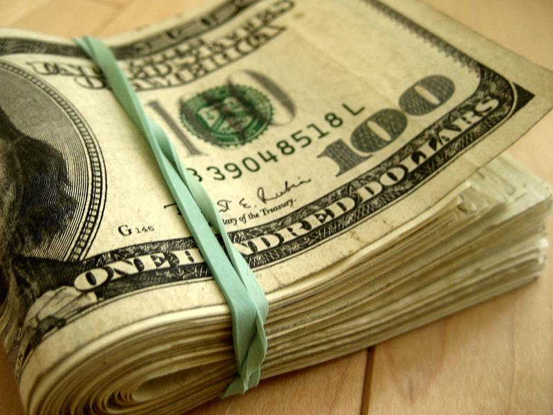 Пачка долларов.