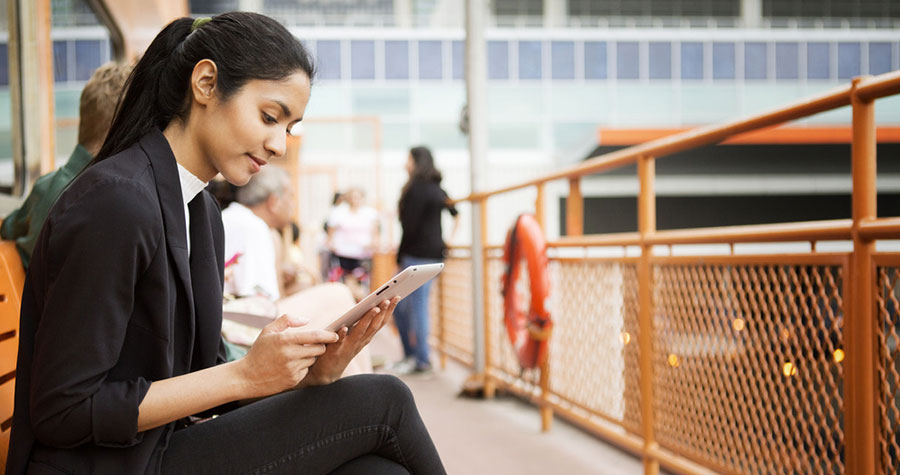 Девушка переводит деньги онлайн.