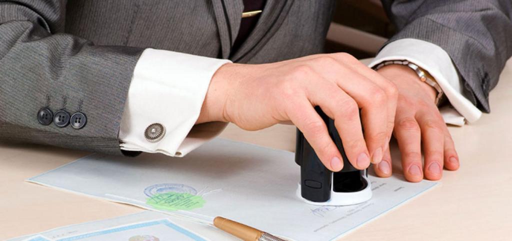 Ставит печать