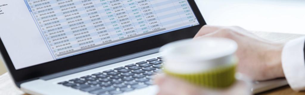 человек за компьютером