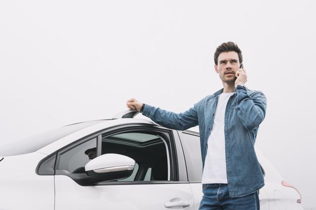 Мужчина возле машины