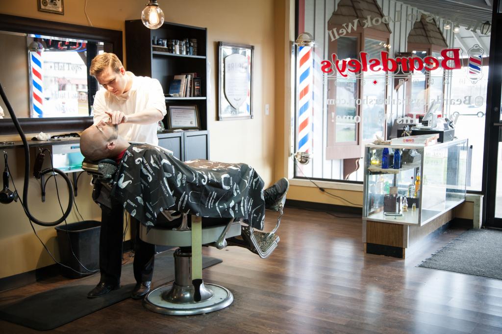 барбер с клиентом