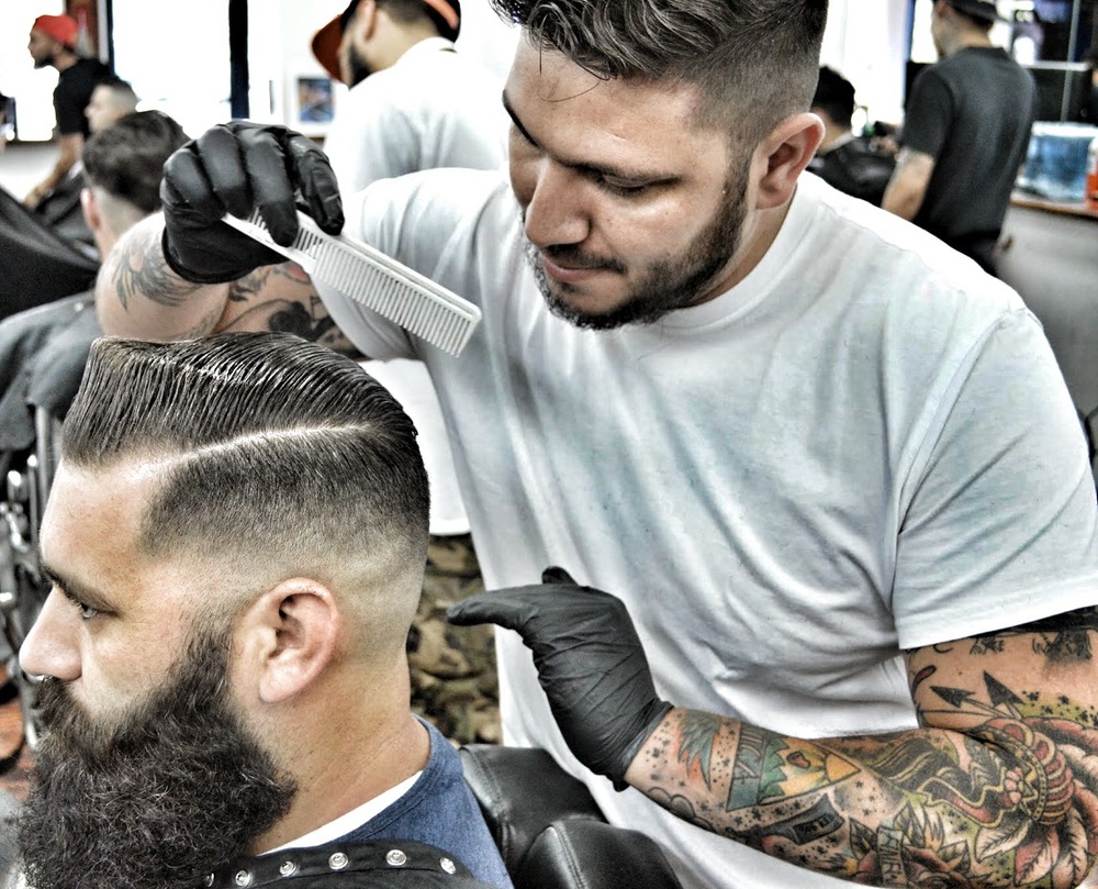 барбер работает с клиентом