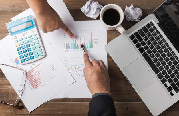 Показывают пальцем на график