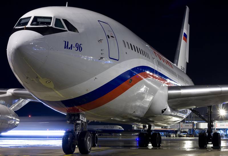 Самолет с флагом