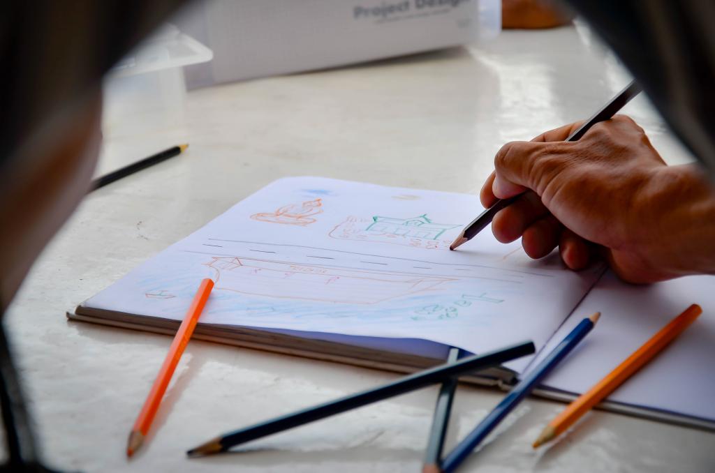 человек пишет