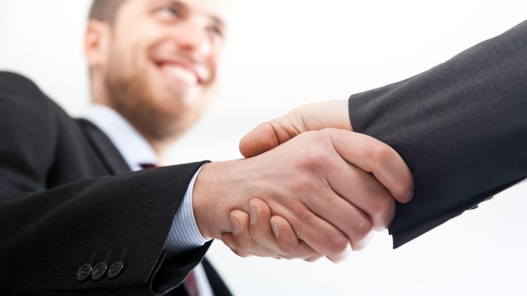 Рукопожатие мужчин