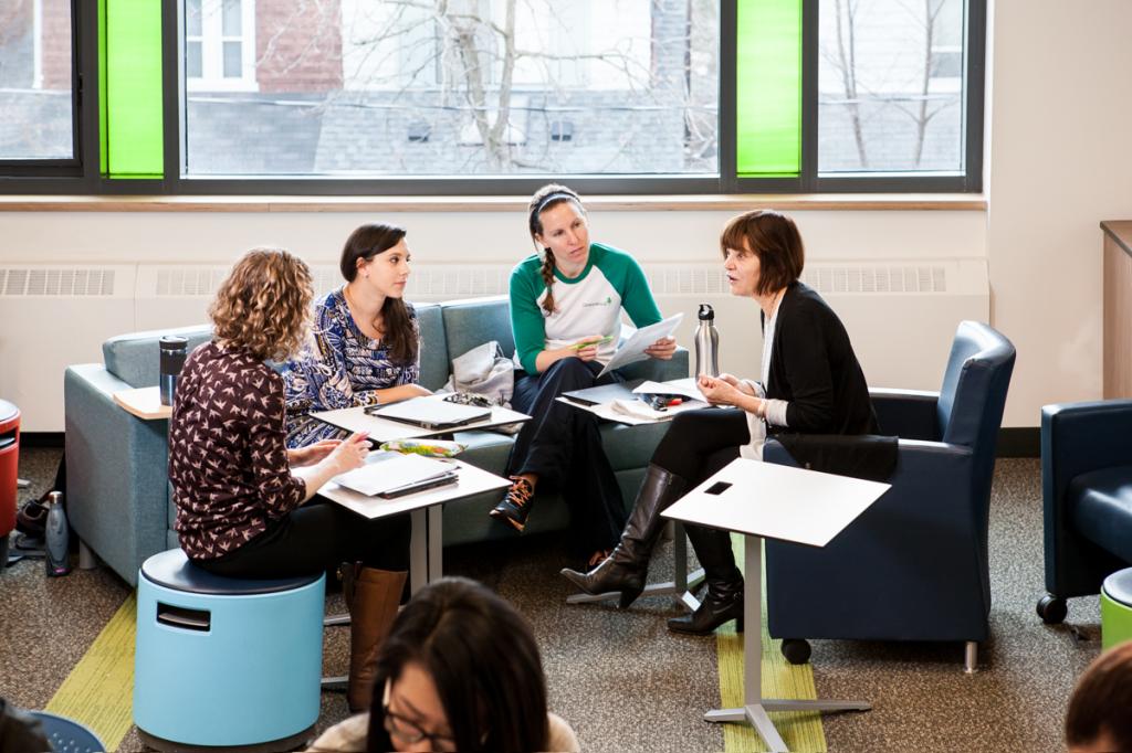 Люди что-то обсуждают