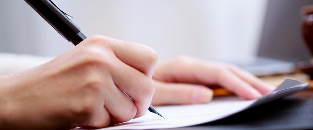 Девушка пишет