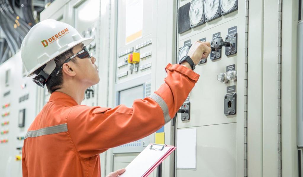 Мужчина делает проверку оборудования