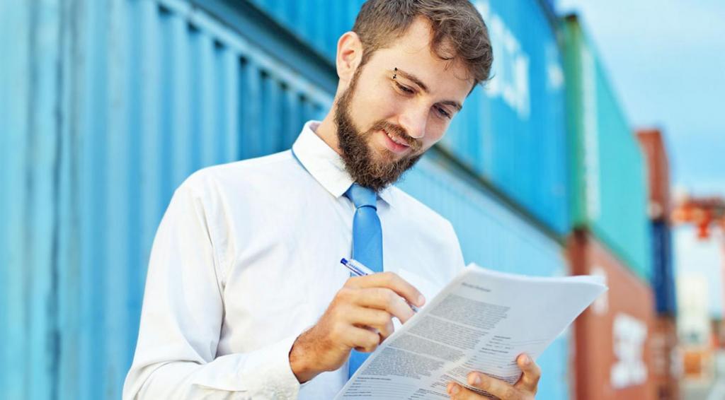 Человек заполняет документ