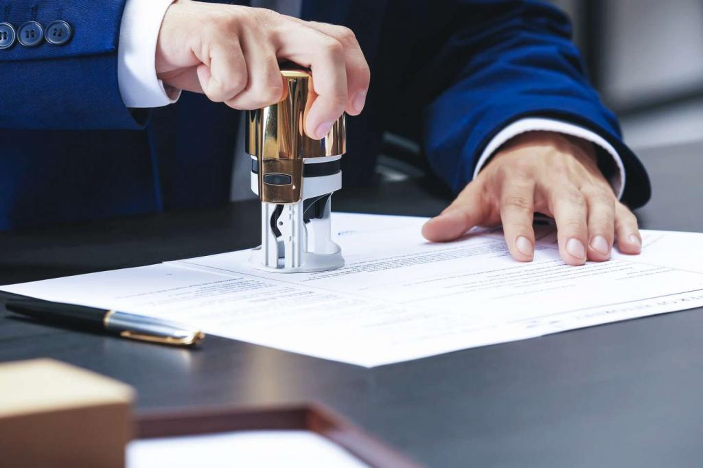 Нотариус ставит печать