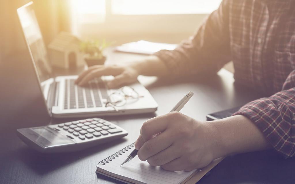 Человек за столом