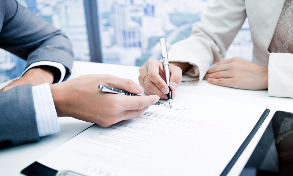 Люди подписывают доку