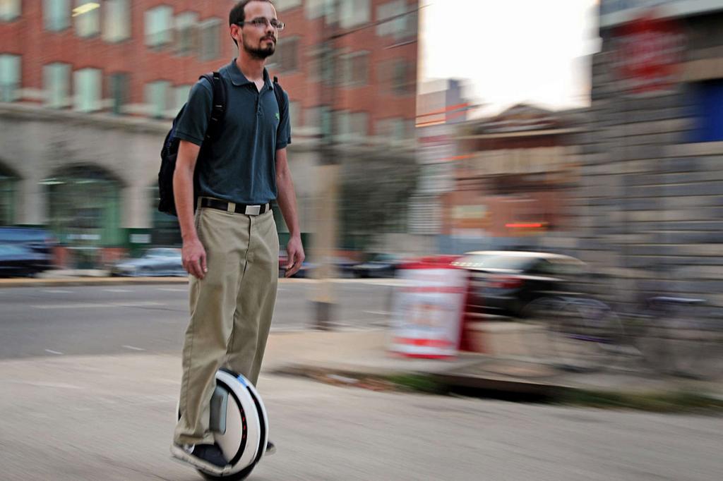 Мужчина на моноколесе