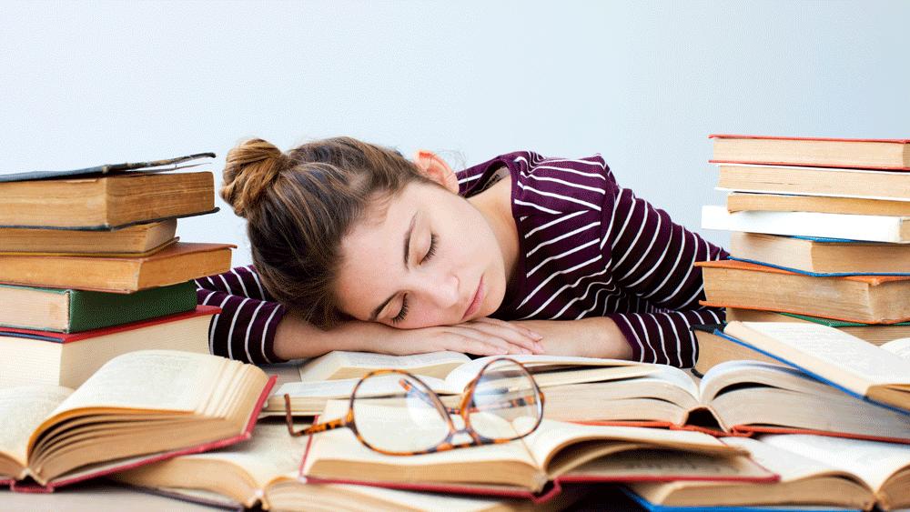 Подросток спит