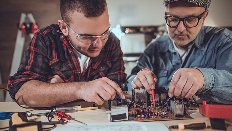 Электрики обсуждают работу устройства