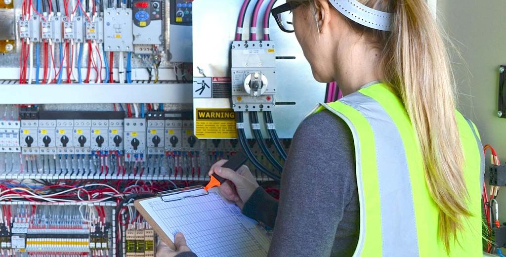 девушка электрик делает записи