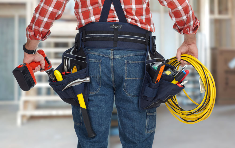 электрик с инструментами