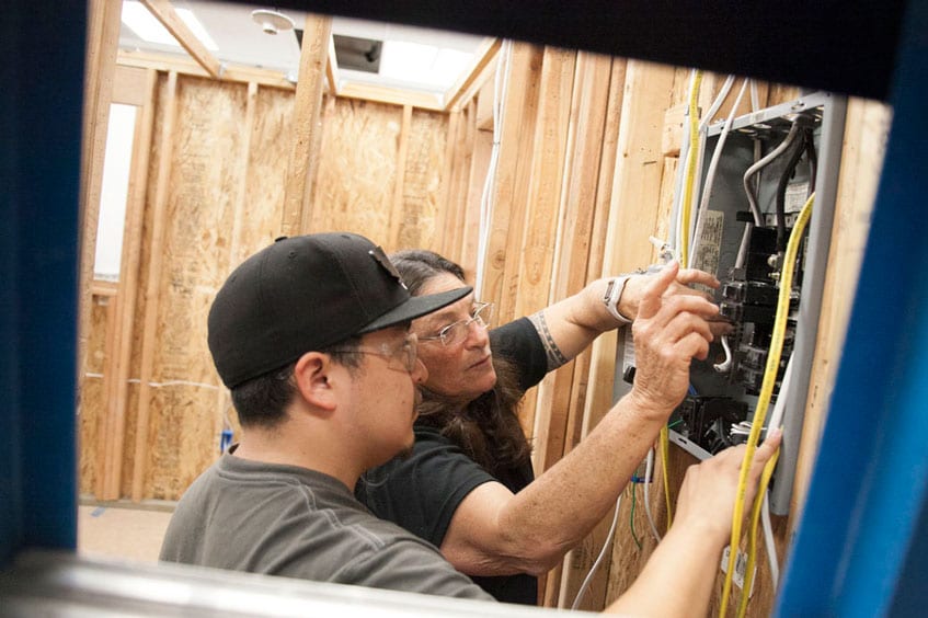 Электрики что-то чинят