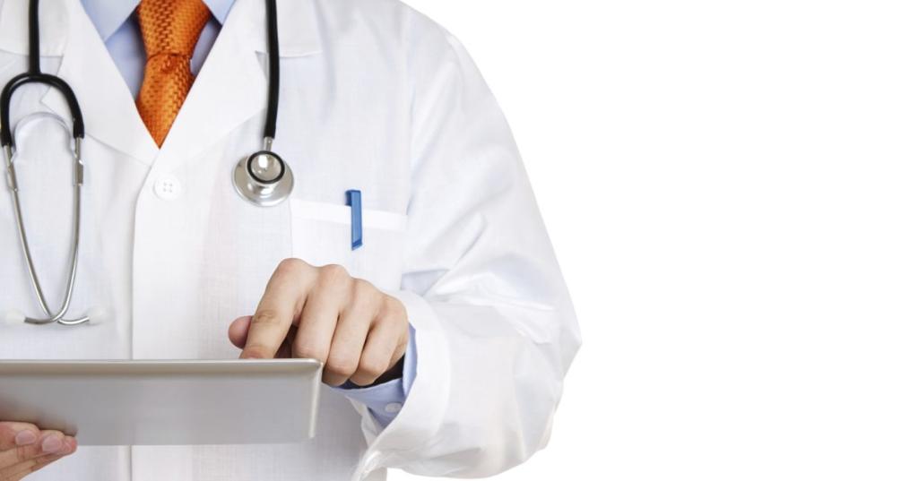 Врач в процессе работы